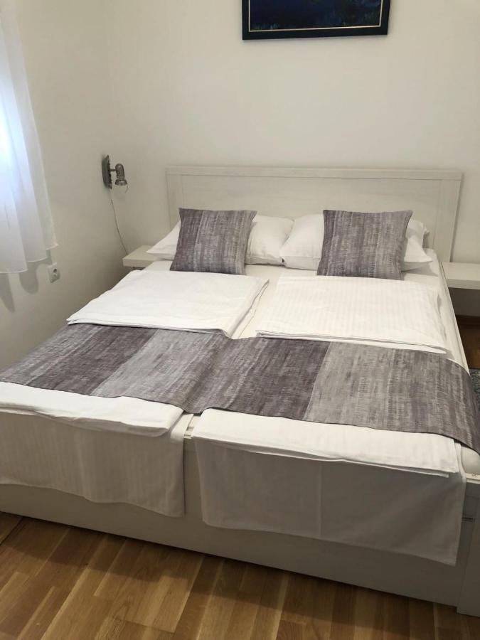 Apartmani Gavran Pirovac Eksteriør billede